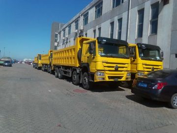 De gele 12 Capaciteit van de de Vrachtwagen Op zwaar werk berekende 30-40M3 60-70T Lading van de Wielen8x4 Stortplaats